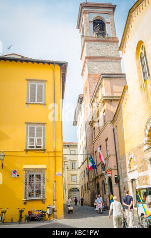 LUCCA, Italia - 13 giugno 2014. Strada stretta nella fortezza medievale di Lucca, Puccini' s home town. Foto Stock
