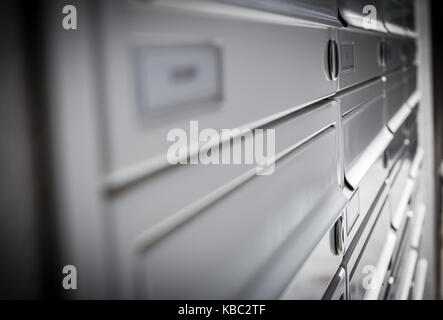 Righe di alluminio le caselle di posta di concetti come la sicurezza e la protezione, comunicazione aziendale e concetti. profondità di campo. Foto Stock