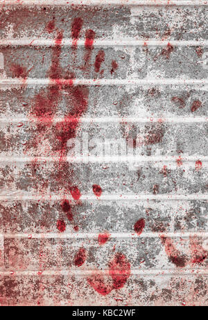 Bloody handprints e macchie di sangue sulla parete grunge. Sfondo per spooky contenuto, Halloween e più. Foto Stock