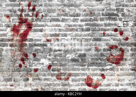 Bloody handprints e macchie di sangue sulla parete grunge. Sfondo per spooky contenuto, Halloween e più. Foto Stock