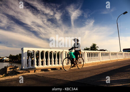Uomo locale è sulla strada di casa, Quang Nam, Vietnam. Quang Nam ha 2 siti del patrimonio mondiale dell'unesco: antica città di Hoi An e il figlio mio tempio complesso Foto Stock