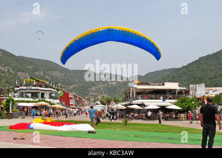 Parapendio con approdo turistico in Olu Deniz town, Turchia Foto Stock