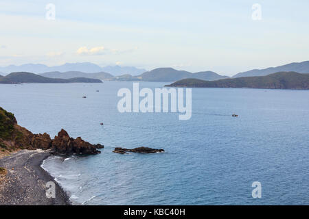 Nha Trang bay, khanh Hoa in Vietnam. vista da cu hin pass (autostrada). è a sud di Nha Trang città. Foto Stock