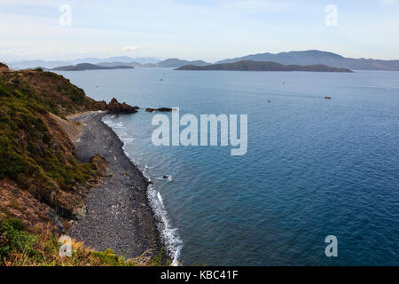 Nha Trang bay, khanh Hoa in Vietnam. vista da cu hin pass (autostrada). è a sud di Nha Trang città. Foto Stock