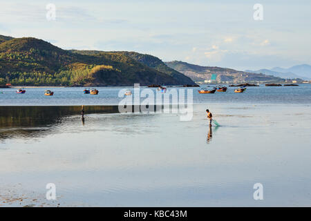 I pescatori sono la pesca in una laguna sul tramonto nella canzone lo, phuoc dong, Nha Trang, Vietnam. Nha Trang è ben noto per le sue spiagge e le immersioni subacquee Foto Stock