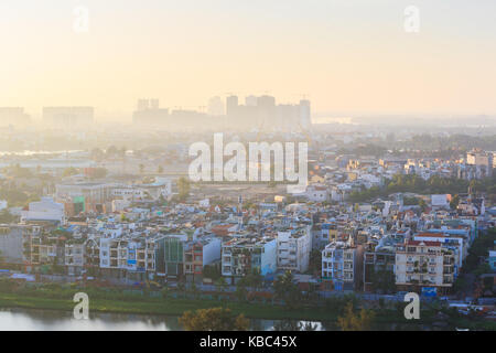 Vista panoramica della città di Ho Chi Minh (Saigon) di sunrise, Vietnam. Ho chi minh city è la città più grande e il centro economico in Vietnam. Foto Stock