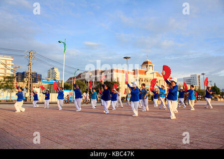 La popolazione locale esercizio di sunrise a Nha Trang Beach, khanh Hoa in Vietnam. Foto Stock