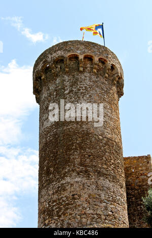 Un estelada Senyera, la Bandiera non ufficiale tipicamente percorse da indipendenza catalana sostenitori, sventola sulla torre di tossa de mar fortezza, Catalonia, s Foto Stock