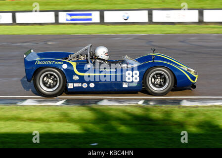 1966 McLaren Chevrolet M1B di proprietà e guidata da Mads Gjerdrum che gareggia nel Whitsun Trophy al Goodwood Revival 2017 Foto Stock