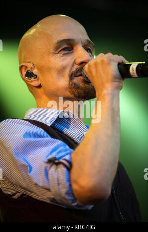 La rock band britannica James si esibisce in un concerto dal vivo al festival musicale norvegese Bergenfest 2014. Qui il cantante, attore e ballerino Tim Booth è raffigurato dal vivo sul palco. Norvegia, 13/06 2014. Foto Stock