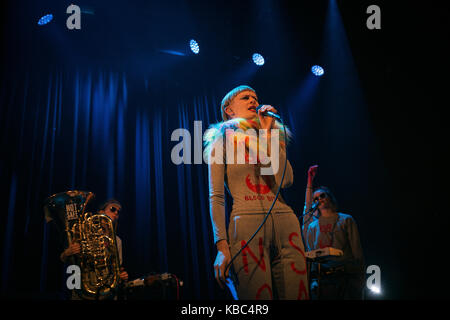 Il norvegese cantante, compositore e musicista jenny hval esegue il concerto dal vivo al Rockefeller in Oslo Norvegia, 23/02 2017. Foto Stock