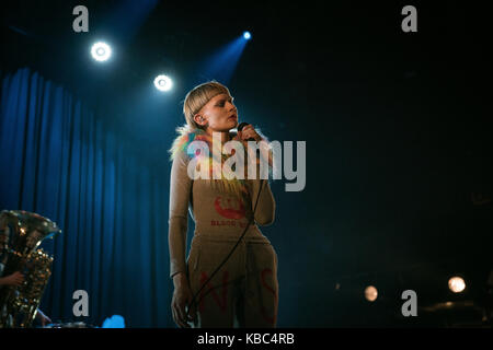 Il norvegese cantante, compositore e musicista jenny hval esegue il concerto dal vivo al Rockefeller in Oslo Norvegia, 23/02 2017. Foto Stock