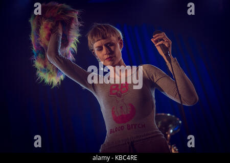 Il norvegese cantante, compositore e musicista jenny hval esegue il concerto dal vivo al Rockefeller in Oslo Norvegia, 23/02 2017. Foto Stock