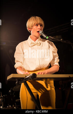 Il cantante, cantautore e pluristrumentista norvegese Jenny Hval si esibisce in concerto dal vivo al festival musicale norvegese Øyafestivalen 2013. Norvegia, 07/08 2013. Foto Stock