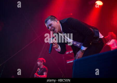 Il cantante, cantautore e musicista inglese John Newman suona un concerto dal vivo al festival musicale norvegese Bergenfest 2016. Foto Stock