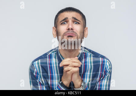 Please help me! Uomo Barbuto hanno bisogno di un aiuto. isolata su uno sfondo grigio, studio shot Foto Stock