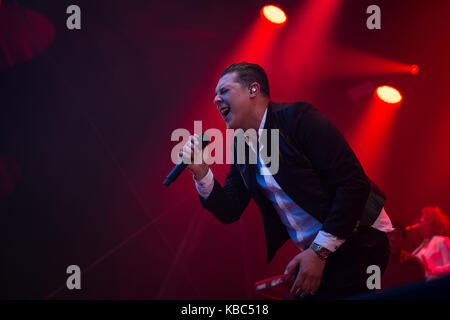 Il cantante, cantautore e musicista inglese John Newman suona un concerto dal vivo al festival musicale norvegese Bergenfest 2016. Foto Stock