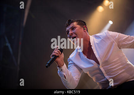 Il cantante, cantautore e musicista inglese John Newman suona un concerto dal vivo al festival musicale norvegese Bergenfest 2016. Foto Stock