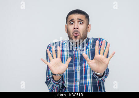 Non è che. scioccato imprenditore in posa su uno sfondo grigio isolato, studio shot Foto Stock