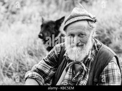 Pastore e gregge di pecore in natura verde ritratto in bianco e nero. Trentino Alto Adige - Italia Settentrionale Foto Stock