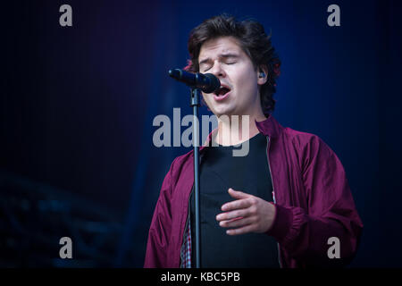 La band danese Lukas Graham esegue un concerto dal vivo presso il norvegese music festival Bergenfest 2016. Qui il cantante Lukas Graham è visto dal vivo sul palco. Norvegia, 18/06 2016. Foto Stock