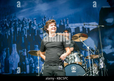 La band danese Lukas Graham esegue un concerto dal vivo presso il norvegese music festival Bergenfest 2016. Qui il cantante Lukas Graham è visto dal vivo sul palco. Norvegia, 18/06 2016. Foto Stock