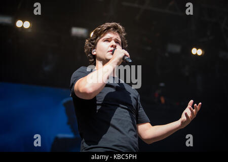 La band danese Lukas Graham esegue un concerto dal vivo presso il norvegese music festival Bergenfest 2016. Qui il cantante Lukas Graham è visto dal vivo sul palco. Norvegia, 18/06 2016. Foto Stock