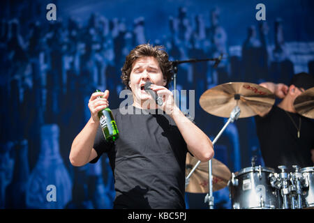 La band danese Lukas Graham esegue un concerto dal vivo presso il norvegese music festival Bergenfest 2016. Qui il cantante Lukas Graham è visto dal vivo sul palco. Norvegia, 18/06 2016. Foto Stock