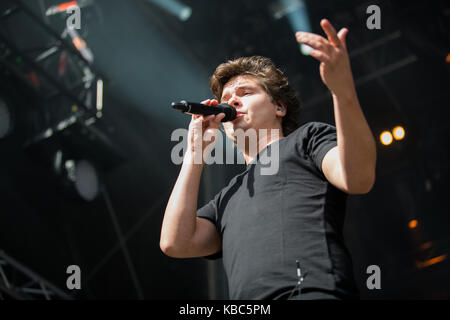 La band danese Lukas Graham esegue un concerto dal vivo presso il norvegese music festival Bergenfest 2016. Qui il cantante Lukas Graham è visto dal vivo sul palco. Norvegia, 18/06 2016. Foto Stock