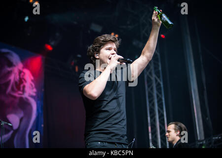 La band danese Lukas Graham esegue un concerto dal vivo presso il norvegese music festival Bergenfest 2016. Qui il cantante Lukas Graham è visto dal vivo sul palco. Norvegia, 18/06 2016. Foto Stock