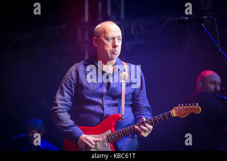 Il cantante, cantautore e musicista britannico Mark Knopfler esegue un concerto dal vivo al festival musicale norvegese Bergenfest 2013. Mark Knopfler è anche conosciuto come il cantante della rock band Dire Straits. Norvegia, 12/06 2013. Foto Stock