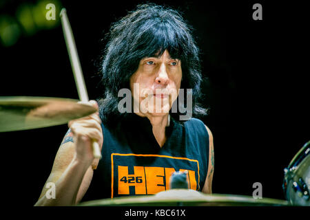 Il musicista e batterista americano Marky Ramone si esibisce in un concerto dal vivo al festival musicale norvegese Flatøy Rock 2013. Marky Ramone è meglio conosciuto per essere il batterista della band punk rock The Ramones. Norvegia, 04/08 2013. Foto Stock