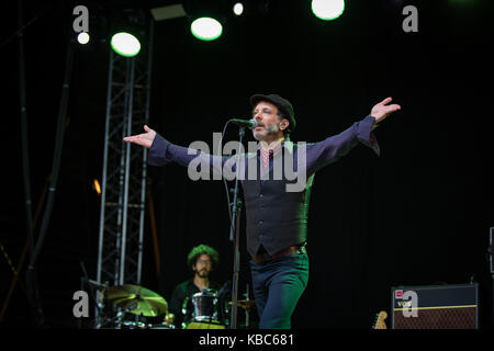 La American band alternative rock Mercury Rev esegue un concerto dal vivo presso il norvegese music festival Bergenfest 2016. Qui cantante, compositore e musicista Jonathan Donahue è visto dal vivo sul palco. Norvegia, 16/06 2016. Foto Stock