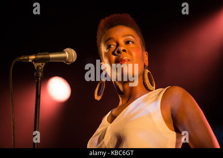 La cantante norvegese soul e jazz Miss Tati proviene dall'Angola e dal Portogallo prima di finire a Bergen, dove è conosciuta come "la maestra dell'anima assosa della Norvegia". Qui si esibisce in un concerto dal vivo presso l'USF Verftet di Bergen. Norvegia, 28/05 2014. Foto Stock