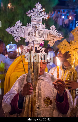 Ortodossa Etiope di pellegrini partecipa al fuoco santo cerimonia presso la sezione etiope del Santo Sepolcro di Gerusalemme Israele Foto Stock