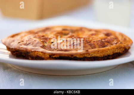 Perfettamente cotti gustosa torta moussaka sulla piastra bianca Foto Stock