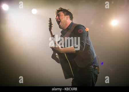 Il british folk rock band Mumford & Sons esegue un concerto dal vivo a Oslo Spektrum. Qui cantante, compositore e musicista marcus mumford è visto dal vivo sul palco. Norvegia, 10/05 2016. Foto Stock