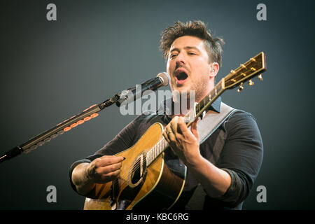 Il british folk rock band Mumford & Sons esegue un concerto dal vivo a Oslo Spektrum. Qui cantante, compositore e musicista marcus mumford è visto dal vivo sul palco. Norvegia, 10/05 2016. Foto Stock