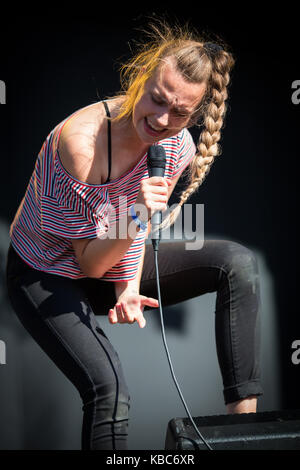 La cantante, cantautrice e musicista danese Karen Marie Ørsted è meglio conosciuta con il suo nome di scena MØ ed è qui raffigurata dal vivo sul palco al festival musicale norvegese Øyafestivalen 2013. Norvegia, 09/08 2013. Foto Stock