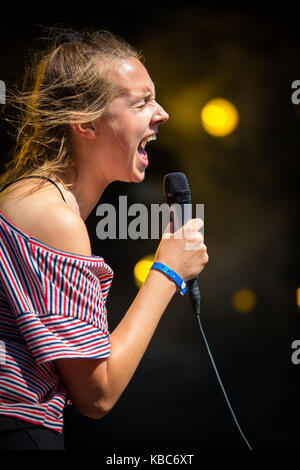 La cantante, cantautrice e musicista danese Karen Marie Ørsted è meglio conosciuta con il suo nome di scena MØ ed è qui raffigurata dal vivo sul palco al festival musicale norvegese Øyafestivalen 2013. Norvegia, 09/08 2013. Foto Stock