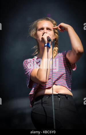 La cantante, cantautrice e musicista danese Karen Marie Ørsted è meglio conosciuta con il suo nome di scena MØ ed è qui raffigurata dal vivo sul palco al festival musicale norvegese Øyafestivalen 2013. Norvegia, 09/08 2013. Foto Stock