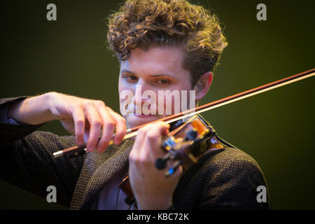 La band rock and folk inglese Noah e The Whale si esibisce in un concerto dal vivo al festival musicale norvegese Bergenfest 2013. Qui il violinista e musicista Tom Hobden è raffigurato dal vivo sul palco. Norvegia, 14/06 2013. Foto Stock