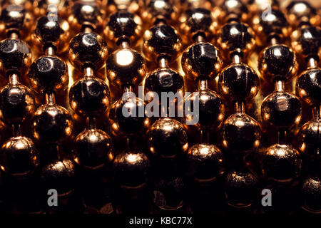 Extreme close-up di sfere d'oro dal bracciale Foto Stock