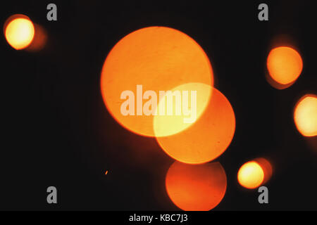 Abstract di close-up di tre congiunti defocalizzata arancione luci di Natale prese con helios 44-2 vintage lente durante la notte Foto Stock