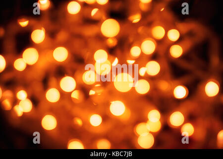 Abstract di close-up di molti sfocati circolari arancione luci di Natale prese con helios 44-2 vintage lente durante la notte Foto Stock