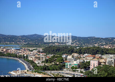 Aeroplano volando sopra la citta di Corfu Grecia Foto Stock