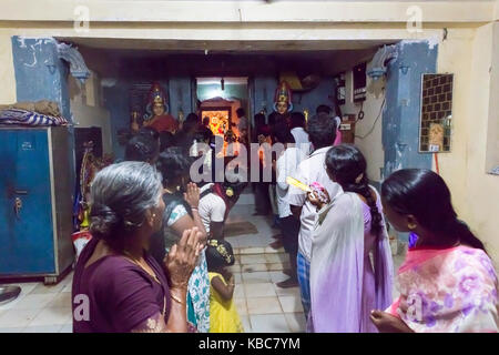 Pondicherry, PUDUCHERY, India - 26 agosto 2017. I devoti intorno a ganesha statua, cerimonia di offerte ganesha festival Foto Stock