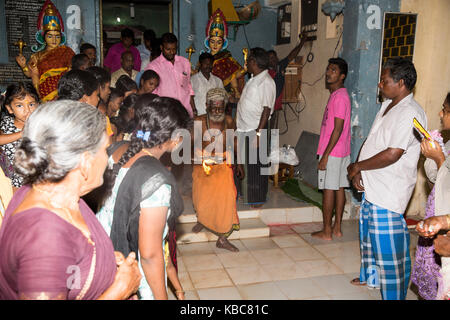 Pondicherry, PUDUCHERY, India - 26 agosto 2017. I devoti intorno a ganesha statua, cerimonia di offerte ganesha festival Foto Stock