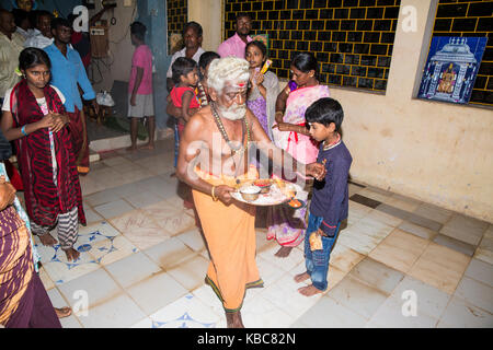 Pondicherry, PUDUCHERY, India - 26 agosto 2017. I devoti intorno a ganesha statua, cerimonia di offerte ganesha festival Foto Stock