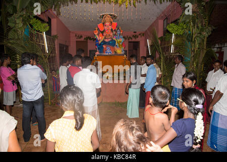 Pondicherry, PUDUCHERY, India - 26 agosto 2017. I devoti intorno a ganesha statua, cerimonia di offerte ganesha festival Foto Stock